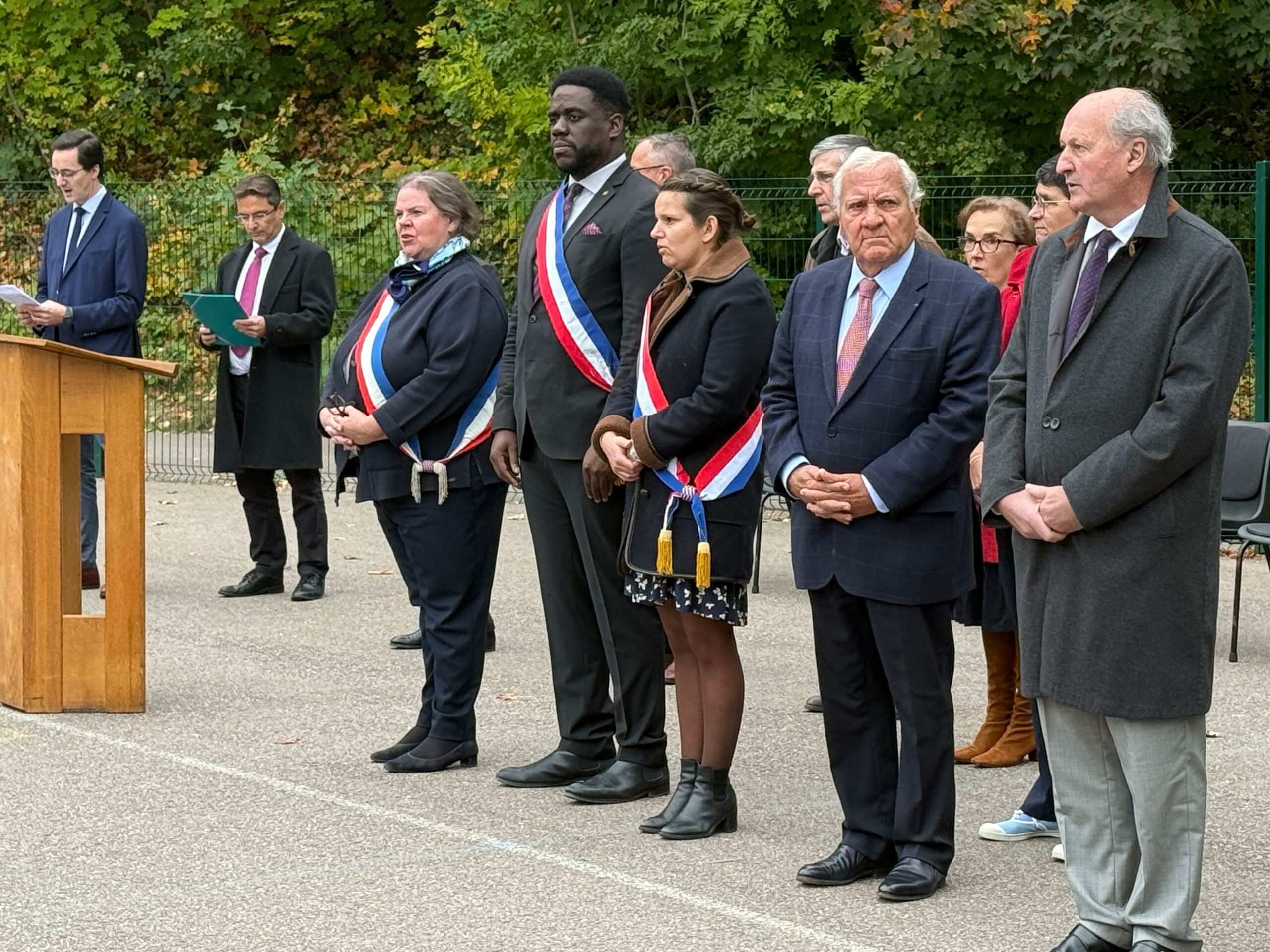Remise drapeau les autorités 2