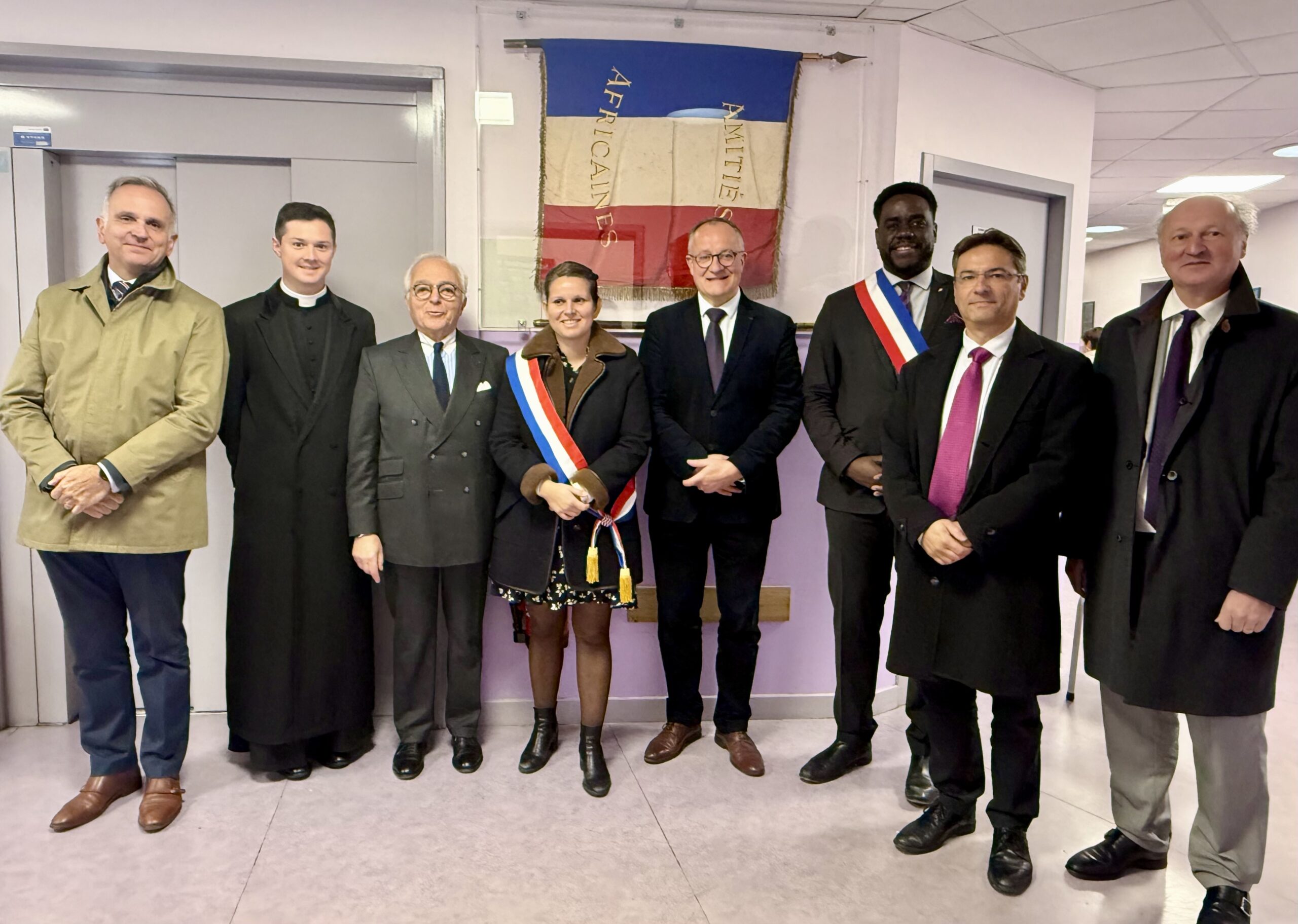 Remise drapeau les autorités